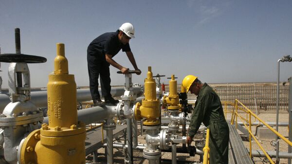 Iranian oil technician, right, and coworker  work at the oil separator facilities in Azadegan oil field, some 480 miles (800 kilometers) southwest of the capital, Tehran, Iran - Sputnik Mundo