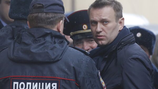 Alexéi Navalni, opositor ruso, rodeado por policías (archivo) - Sputnik Mundo