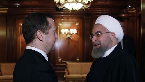 Премьер-министр РФ Д. Медведев встретился с президентом Ирана Х. Рухани - Sputnik Mundo