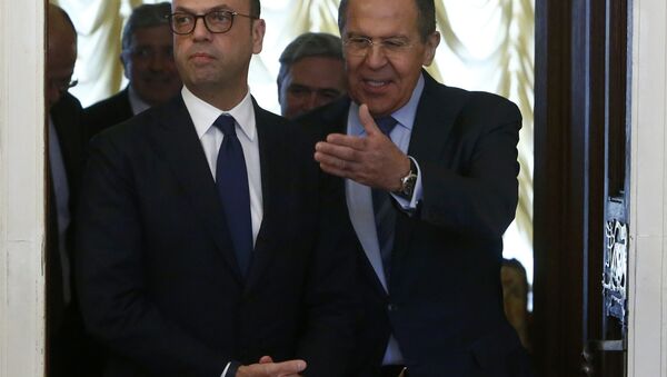 Serguéi Lavrov, ministro de Exteriores de Rusia con su homólogo italiano Angelino Alfano - Sputnik Mundo