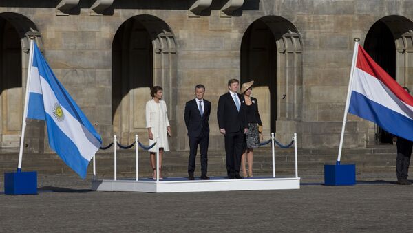 Mauricio Macri, presidente de Argentina, Willem Alexander, rey de los Países Bajos, con sus esposas - Sputnik Mundo