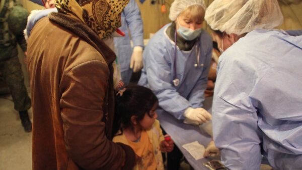 Médicos rusos ayudan a los civiles sirios en Alepo - Sputnik Mundo