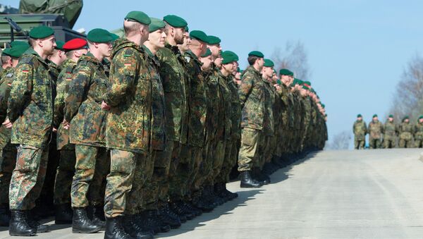German army soldiers who are members of the Stabilisation forces line up at the barracks Erzgebirgskaserne in Marienberg, eastern Germany, on April 10, 2015, during a military exercise Noble Jump that is part of Nato Response Force - Sputnik Mundo