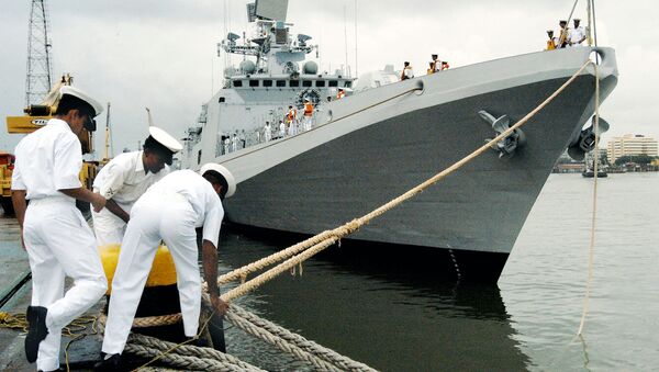 Indian Navy Personel secure the mooring ropes of INS Trishul, a Second Talwar Class Stealth Frigate,as she comes alongside the docks at the Naval Dockyard in Bombay, 23 September 2003 - Sputnik Mundo