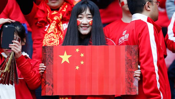 Hincha sostiene la bandera de China durante el partido de calificación con Corea del Sur para el Mundial Rusia 2018, 23 de marzo 2017 - Sputnik Mundo