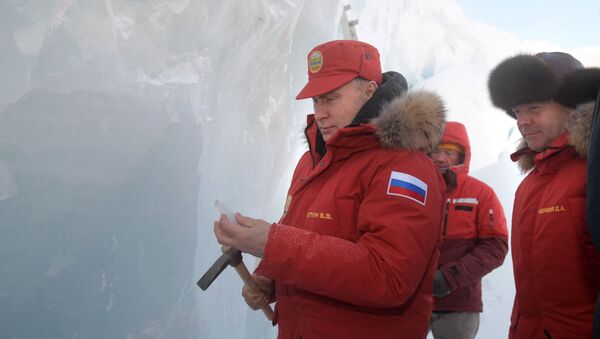 Putin con un piolet en la isla de Tierra de Alexandra - Sputnik Mundo