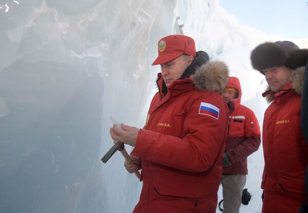 La expedición de Putin y Medvédev al Ártico - Sputnik Mundo