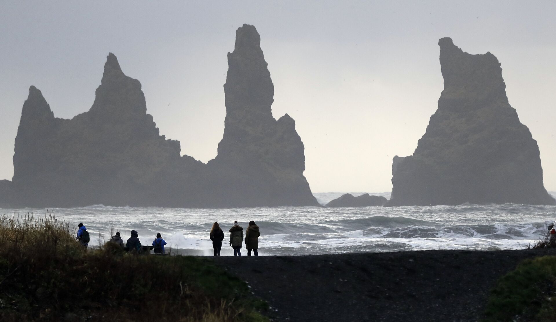 People walk on the black sanded beach in Vik, Iceland, near the Volcano Katla - Sputnik Mundo, 1920, 18.03.2022
