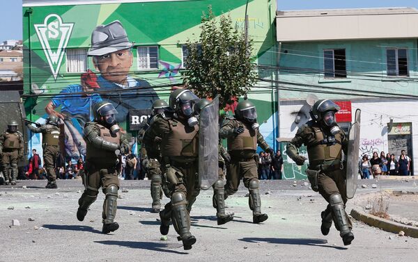 Policías chilenos durante las protestas en el Día del Joven Combatiente - Sputnik Mundo