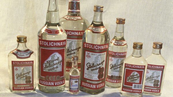 Botellas de vodka Stolíchnaya (archivo) - Sputnik Mundo