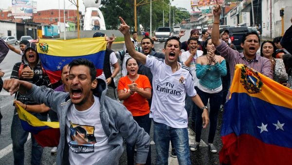 Opposition supporters shout slogans during a protest against Venezuelan President Nicolas Maduro's government in San Cristobal - Sputnik Mundo
