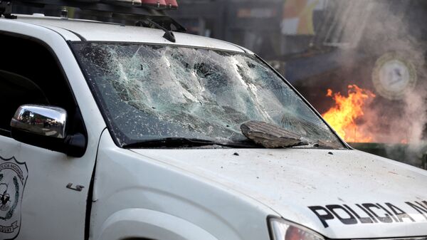 Un vehículo policial con un parabrisas roto durante una manifestación en Asunción, Paraguay - Sputnik Mundo