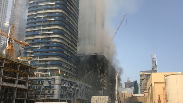 Incendio en el rascacielos en Dubái - Sputnik Mundo