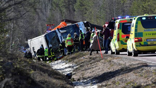 El autobús volcado en Suecia - Sputnik Mundo