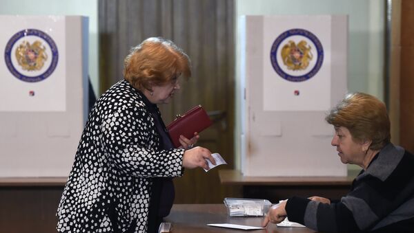 Una mujer vota en las elecciones parlamentarias en Armenia - Sputnik Mundo