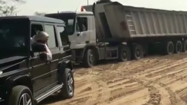 Modales reales: el príncipe heredero de Dubái ayuda a sacar un camión de la arena - Sputnik Mundo