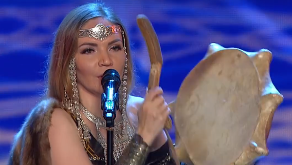 Vídeo: una cantante indígena siberiana deja sin palabras al jurado de un concurso italiano - Sputnik Mundo
