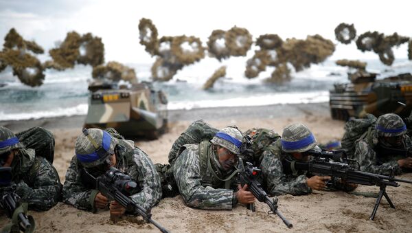 South Korean marines take part in a U.S.-South Korea joint landing operation drill as a part of the two countries' annual military training called Foal Eagle, in Pohang, South Korea, April 2, 2017 - Sputnik Mundo