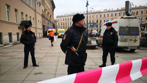 Policías cuidan la entrada de la estación Instituto Tecnológico del Metro de San Petersburgo - Sputnik Mundo