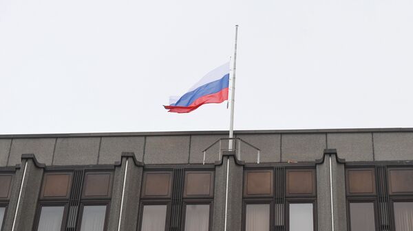 Bandera de Rusia sobre el edificio del Consejo de la Federación de Rusia - Sputnik Mundo