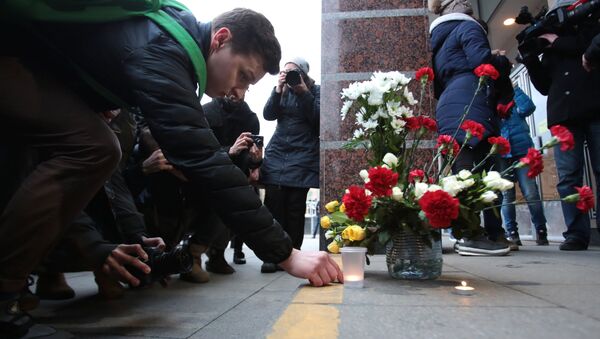 Цветы в память о погибших в метро Санкт–Петербурга - Sputnik Mundo