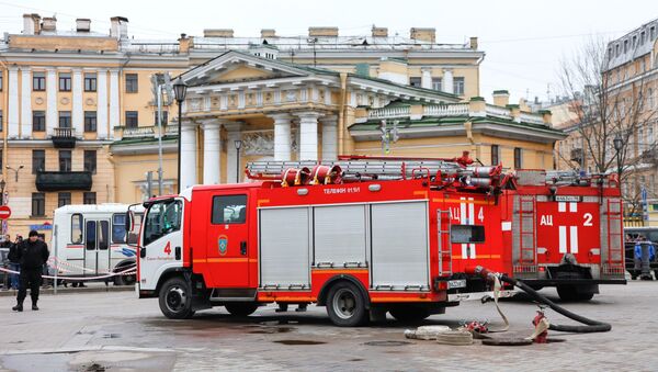 Los camiones de bomberos al lado de la estación Sennaya Ploschad del metro de San Petersburgo - Sputnik Mundo