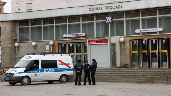 Los policías cerca de la estación del metro Sennaya Ploshad en San Petersburgo, donde se produjo una explosión - Sputnik Mundo