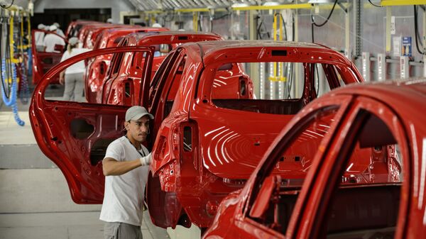 Workers check painted cars in the assembly line of the March and Versa models at Nissan's Industrial Complex in Resende, 160 km west of Rio de Janeiro, Brazil, on Februrary 3, 2015. The Nissan plant in Brazil will be able to produce 200,000 cars and utility vehicles per year. The company aims to achieve 5 percent of the market share by 2016 in Brazil, the fourth largest automotive market in the world.  - Sputnik Mundo