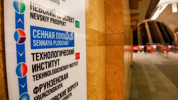 La placa informativa en la estación Sennaya Ploschad donde se produjo la explosión, San Petersburgo - Sputnik Mundo