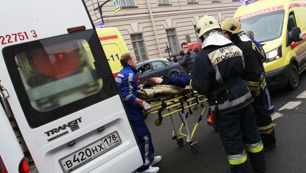 Médicos asisten a los heridos tras explosión en el metro de San Petersburgo - Sputnik Mundo