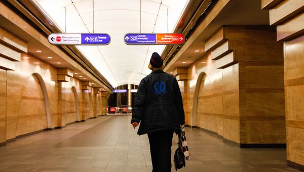 Una empleada del metro de San Petersburgo en la estación donde se produjo la explosión - Sputnik Mundo