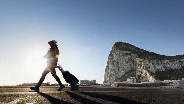 A woman walks on the Spanish side of the border between Spain and the British overseas territory of Gibraltar - Sputnik Mundo