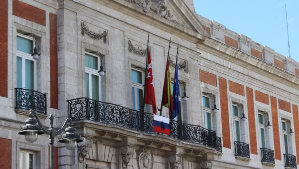 La Comunidad de Madrid coloca una bandera rusa con crespón negro en su sede - Sputnik Mundo