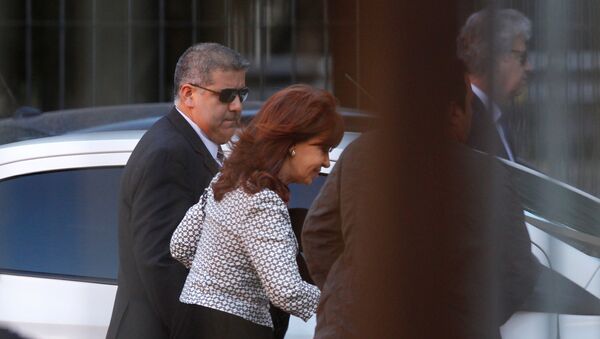 Argentina's former President Cristina Fernandez de Kirchner (C) arrives at court over accusations of bribery and money laundering, in Buenos Aires, Argentina March 7, 2017 - Sputnik Mundo