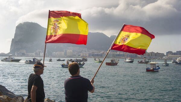 Hombres con banderas de España - Sputnik Mundo