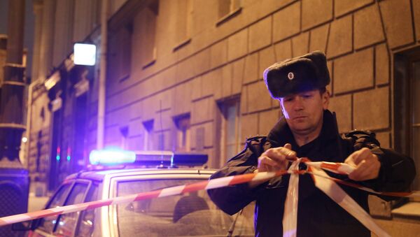 Un policía cerca de la estación del metro de San Petersburgo donde se produjo el atentado (Archivo) - Sputnik Mundo