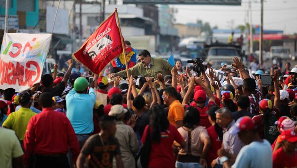 Nicolás Maduro, presidente de Venezuela, saluda a sus partidarios - Sputnik Mundo