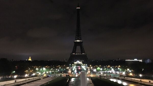 La torre Eiffel en Paris, apagada en solidaridad con las victimas del atentado en San Petersburgo - Sputnik Mundo