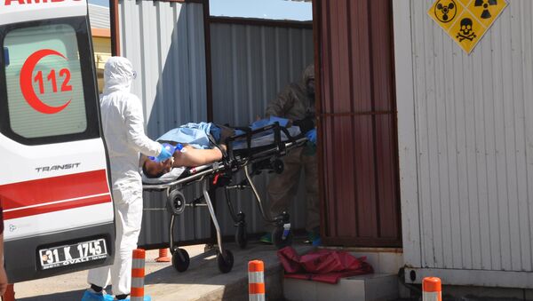 Un hombre sirio de Idlib es llevado por los médicos turcos a un hospital en la ciudad fronteriza de Reyhanli - Sputnik Mundo