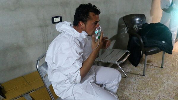 Un hombre sirio respira el oxígeno en Jan Sheijun en la provincia de Idlib, Siria - Sputnik Mundo