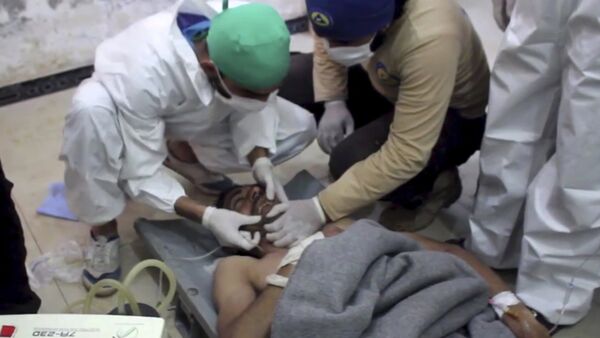Ayuda médica a una víctima del supuesto ataque químico en Idlib, Siria - Sputnik Mundo