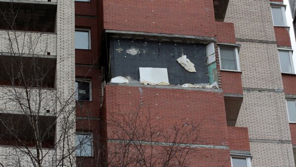 El desplome de una parte de la fachada del edificio en San Petersburgo - Sputnik Mundo
