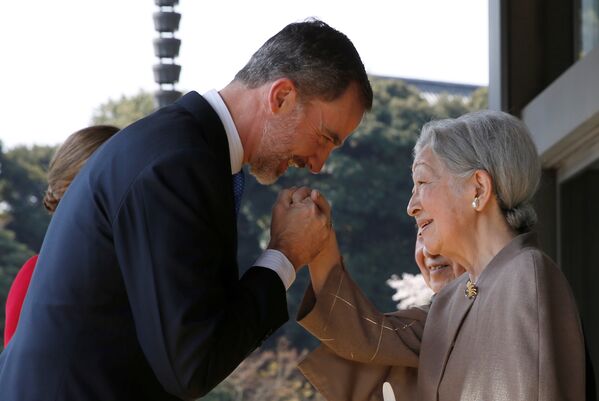 El rey de España Felipe VI saluda la emperatriz Michiko en el palacio imperial de Tokio. - Sputnik Mundo