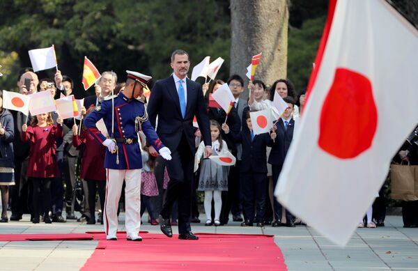 El rey de España Felipe VI durante la ceremonia de bienvenida en el palacio imperial de Tokio. - Sputnik Mundo