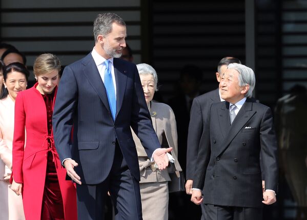 El emperador Akihito acompaña al rey Felipe VI durante la ceremonia de bienvenida en el palacio imperial de Tokio. - Sputnik Mundo