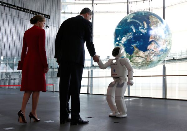 El rey Felipe VI y la reina Letizia durante su visita al Museo Nacional de Ciencias Emergentes e Innovación (Miraikan). - Sputnik Mundo