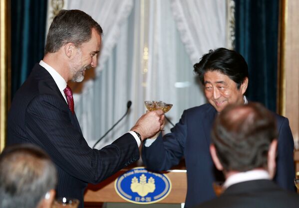 El rey de España Felipe VI y el primer ministro japonés Shinzo Abe durante la cena de bienvenida en el Palacio de Akasaka. - Sputnik Mundo