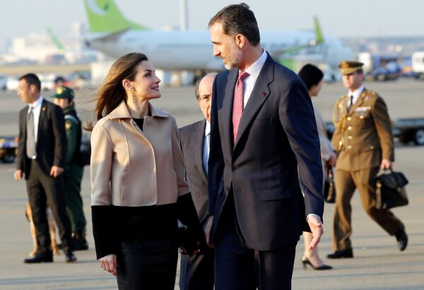 El rey Felipe y la reina Letizia en el aeropuerto internacional de Haneda en Tokio. - Sputnik Mundo