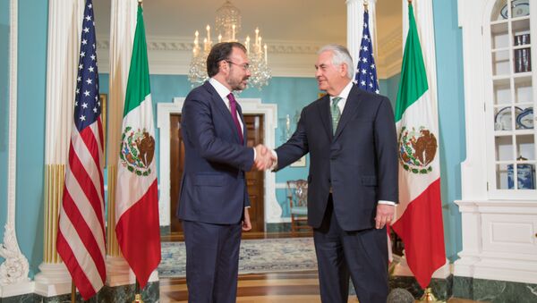El Secretario de Relaciones Exteriores de México, Luis Videgaray con el Secretario de Estado de Estados Unidos, Rex Tillerson (archivo) - Sputnik Mundo