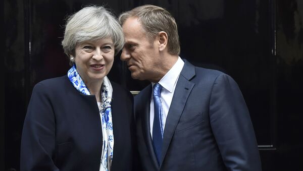Britain's Prime Minister, Theresa May, greets Donald Tusk, the President of the European Council, outside 10 Downing Street, in central London - Sputnik Mundo
